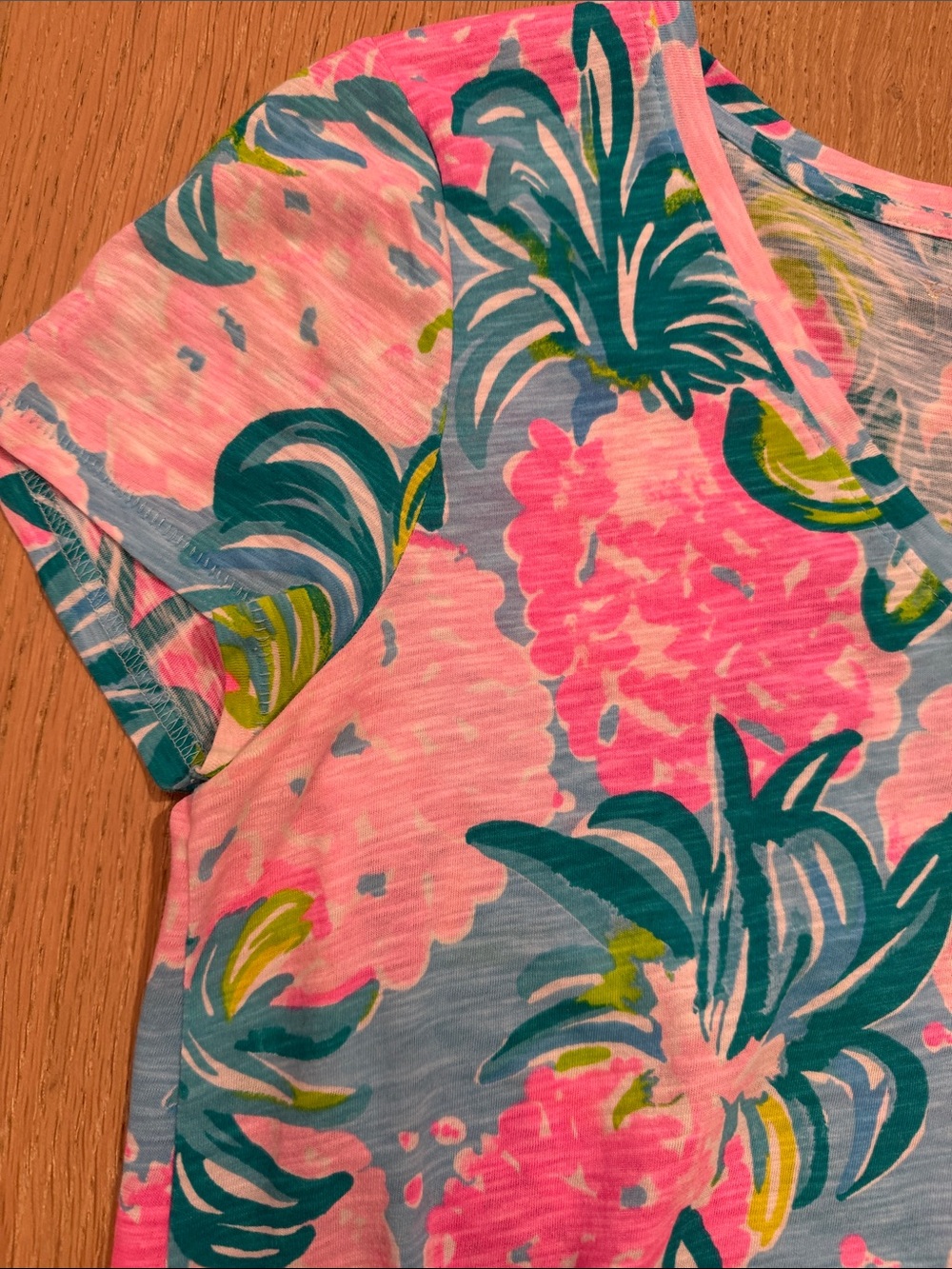 Lilly Pulitzer Short-Sleeve V-Neck Floral Women’s Tee — Pink, Turquoise size XS - Picture 4 of 11